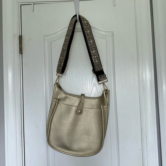 Elegant Gold Shoulder Bag - Picture 1 of 6